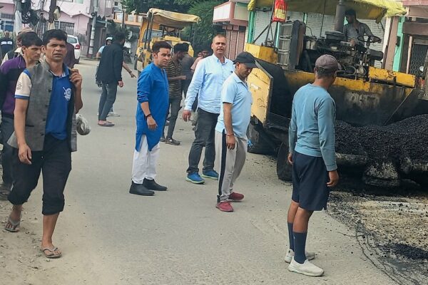 जाखनदेवी सड़क में आखिरकार शुरू हुआ डामरीकरण