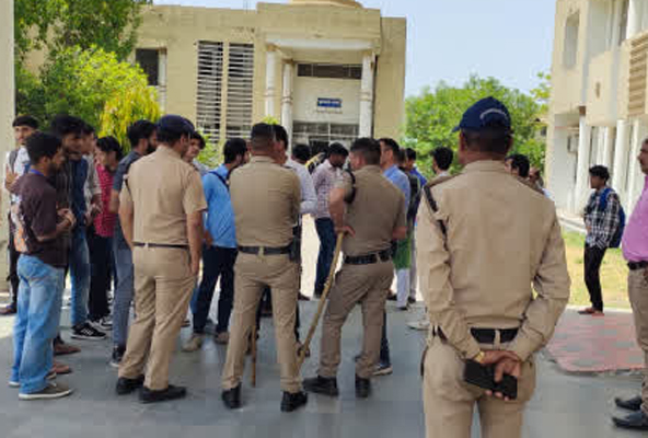 पीएचडी प्रवेश परीक्षा में धांधली का आरोप, छत पर चढ़ गए छात्र