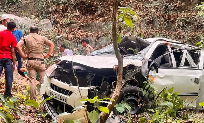 गहरी खाई में गिरी पर्यटकों की कार, एक की मौत, 12 घायल