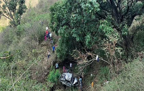 यहां गहरी खाई में गिरी कार, दंपत्ति व बेटी की मौत