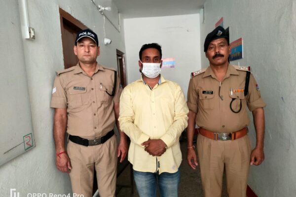 आखिरकार पुलिस के हत्थे चढ़ ही गया जालसाज ठेकेदार, नेताओं में थी गहरी पैठ