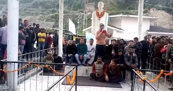 यहां चारधाम यात्रा से जुड़े लोगों ने किया प्रदर्शन