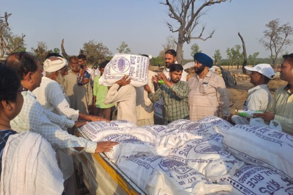 आगजनी के पीड़ित परिवारो के लिए मदद के लिए आगे बढ़े हाथ, राशन और कपड़े लेकर पहुंच रहे लोग