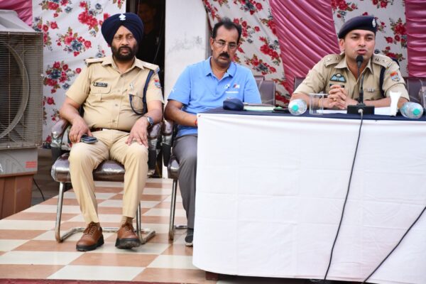 शांतिपूर्ण मतगणना के लिए पुलिस मुस्तैद, मतगणना कक्ष में नहीं ले जा सकेंगे मोबाइल