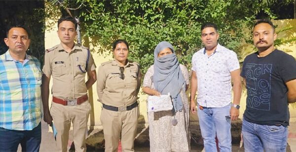 पुलिस के हत्थे चढ़ी चच्ची के नाम से मशहूर महिला तस्कर, इतनी ग्राम स्मैक मिली