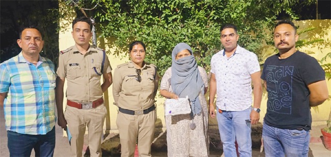 पुलिस के हत्थे चढ़ी चच्ची के नाम से मशहूर महिला तस्कर, इतनी ग्राम स्मैक मिली