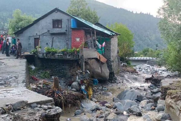 यहां बादल फटने से आई बाढ़, मच गई अफरा तफरी