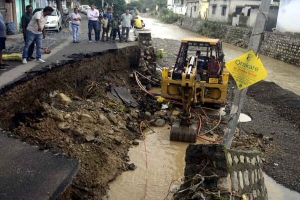 भारी बारिश से उफान पर रिस्पना, शहर में बाढ़ जैसे हालात