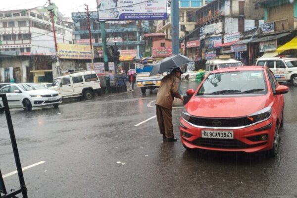 भारी बारिश के चलते टनकपुर चंपावत राष्ट्रीय राजमार्ग बंद, पुलिस ने किया ट्रैफिक डायवर्ट