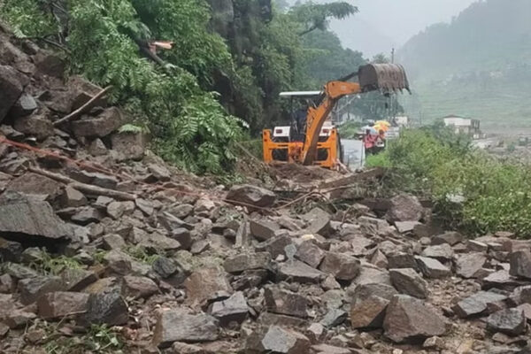 राजमार्ग पर आया मलबा, आवाजाही हुई ठप