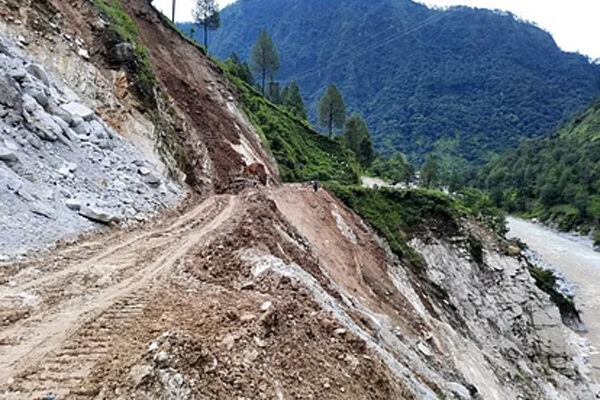 दो बार्डर रोड सहित 121 मार्गों पर लगा ब्रेक