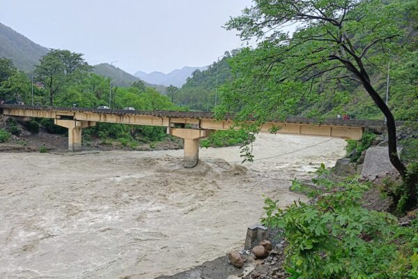 अंतर्राष्ट्रीय क्रिकेट स्टेडियम की तरफ शुरू हुआ भूकटाव, अधिकारी मौके पर