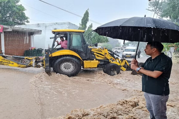 उत्तराखंड में भारी बारिश से जन जीवन अस्त व्यस्त, नदी नाले उफान पर