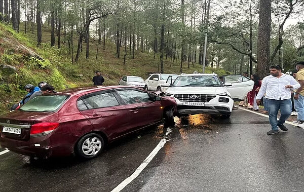 कारों की आमने सामने भिड़ंत में नैनीताल के युवक की मौत