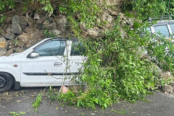 सड़क किनारे खाई में लटकी कार, अलकनंदा नदी में गिरा वाहन चालक