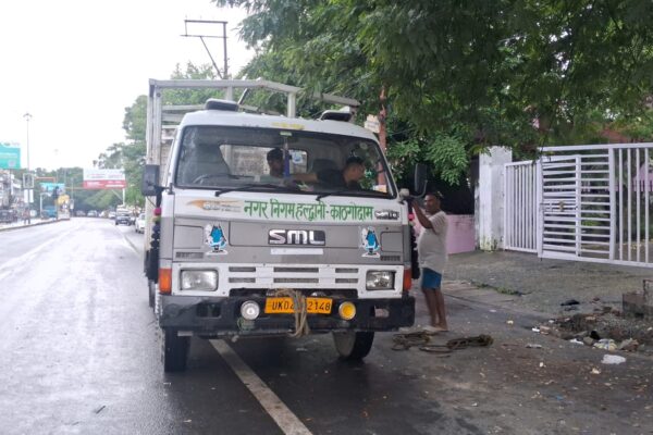 शहर में घूम रहे आवारा पशुओं को पकड़ कर गौशालाओं में छोड़ा