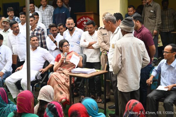 दूरस्थ गांव गोनियारो पहुंची जिलाधिकारी, लोगों की समस्याएं सुनीं