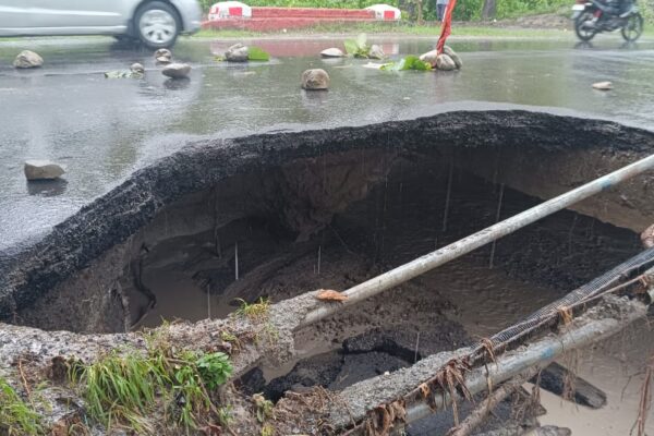 कालाढूंगी-चकलुवा राजमार्ग की आधी सड़क बही, नालों के उफान पर आने से हड़कंप