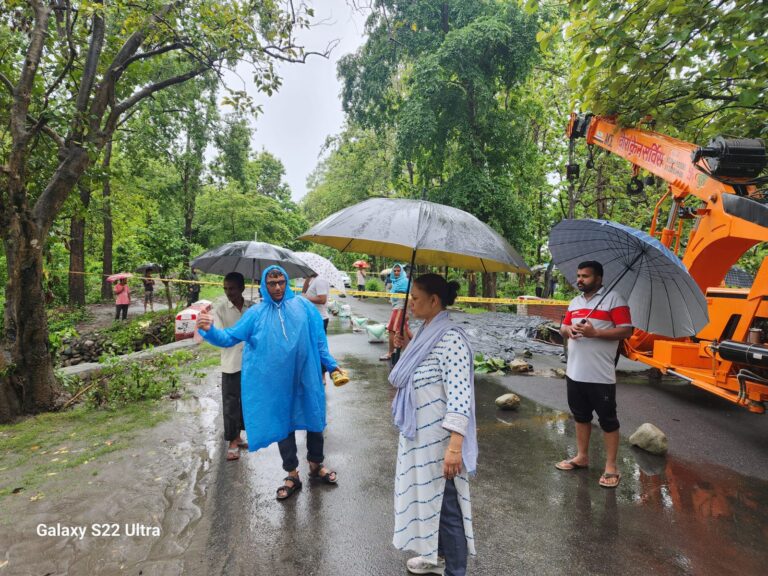 कालाढूंगी चकलुवा के पास पुलिया क्षतिग्रस्त, बड़े वाहनों के चलने पर प्रतिबंध