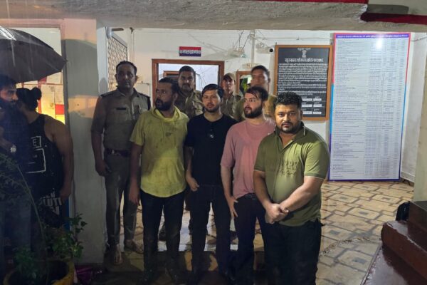 जंगल में भटके युवाओ के लिए देवदूत बनी पुलिस, घने जंगल से ढूंढ निकाला