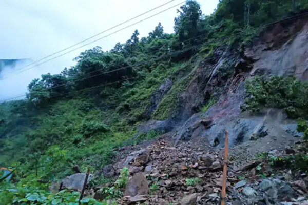 नेपाल में भूस्खलन, त्रिशुली नदी में गिरी दो बसें, 60 लोग लपता