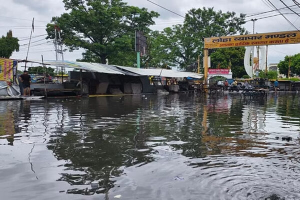 डेढ़ घंटे की बारिश में पानी-पानी हुआ शहर, सड़कें बननी तालाब, गांधी पार्क व मोदी मैदान भी पानी से लबालब