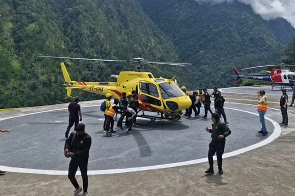 यात्रियों को निकालने का काम युद्ध स्तर पर जारी, एयर लिफ्ट के लिए चार हेलीकॉप्टर लगाए