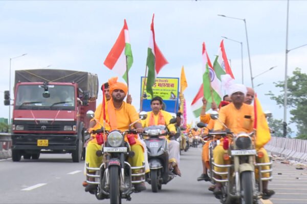 बासंती रंग में रंगी धर्मनगरी, पीवस्त्रधारियों ने दिया पर्यावरण बचाने का संदेश