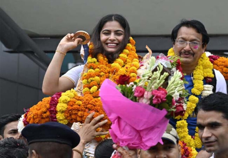दिल्ली पहुंचने पर मनु भाकर का भव्य स्वगत