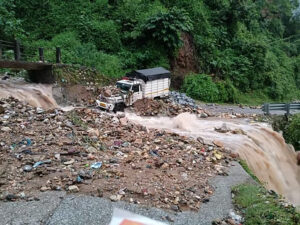 Dehradun News;: भारी बारिश से बड़ी तबाहीः कई मवेशी जिंदा दफन