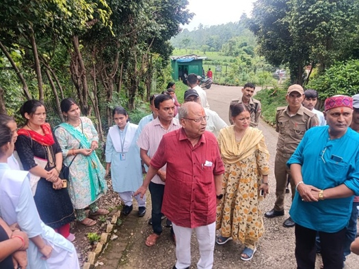 नवोदय विद्यालय से नाम कटा रहे बच्चे, अभिभावकों को समझाने पहुंचे विधायक और एसडीएम