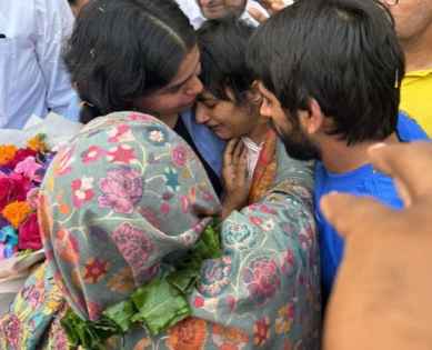 Vinesh Phogat की वापसी पर आंसुओं से भरी आंखें, देश ने किया भावुक स्वागत