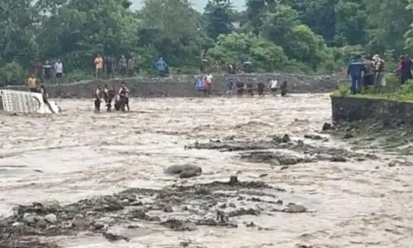 यहां रपटे में बह गया मैक्स वाहन, किशोरी की मौत, दो लापता