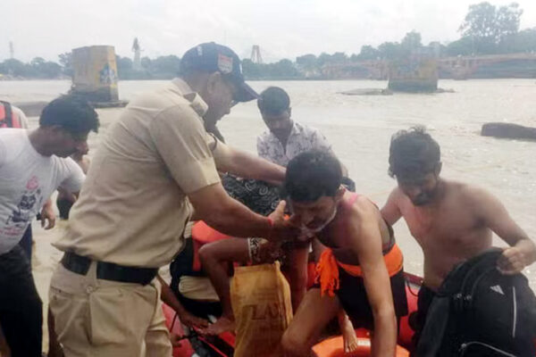 बढ़ गया गंगा का जलस्तर, ऐसे बची नदी में फंसे कांवड़ियों की जान