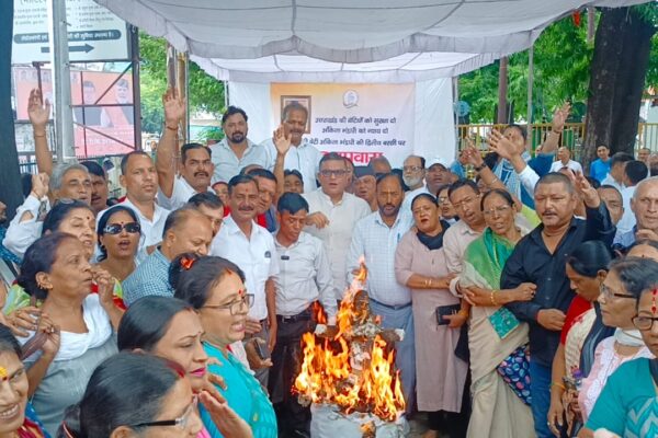 अंकिता भंडारी हत्याकांड: भाजपा सरकार के मौन पर कांग्रेस ने किया मौन उपवास, राहुल गांधी पर बयानबाजी से आक्रोशित कार्यकर्ताओं ने फूंका भाजपा का पुतला