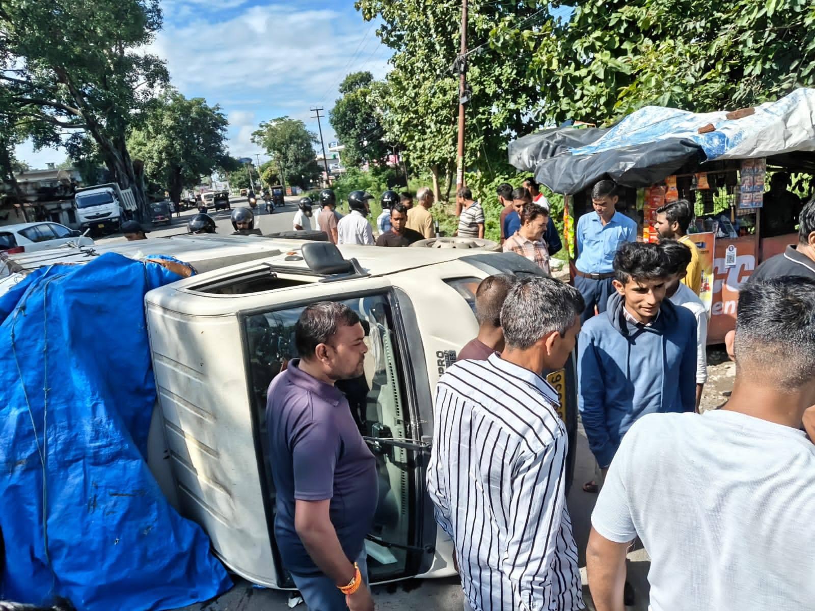 Haldwani: रामपुर रोड पर माल लदा छोटा हाथी गिरा, कोई हताहत नहीं