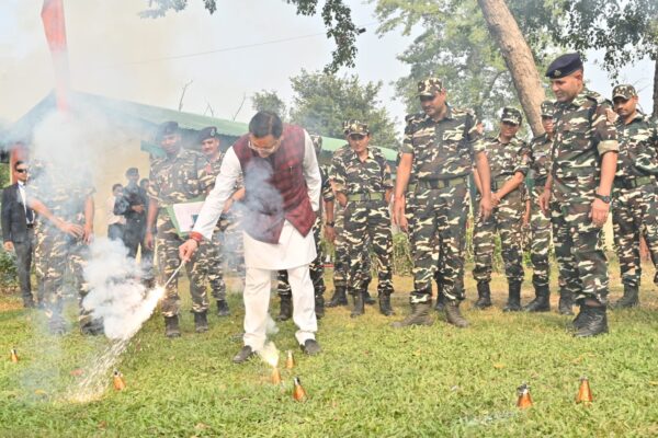 Dehradun: मुख्यमंत्री पुष्कर सिंह धामी ने पूर्व सैनिकों का सम्मान कर दी दीपावली की बधाई, उत्तराखंड के विकास में सैनिकों के योगदान की सराहना