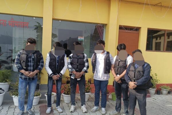 Bhimtal झील में स्टंटबाजी करते पकड़े गए दिल्ली के पांच युवक, नाव मालिक पर भी हुई कार्रवाई
