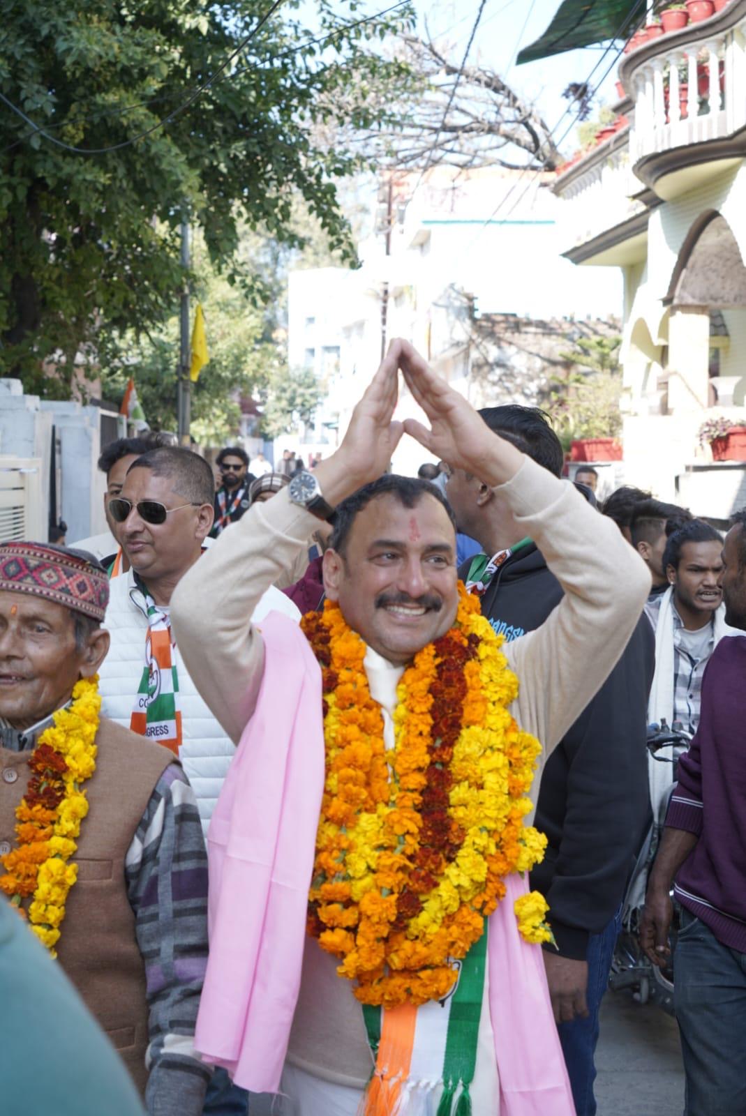 Haldwani: कांग्रेस मेयर प्रत्याशी ललित जोशी का जनसंपर्क अभियान जारी, भाजपा के रोड शो पर निशाना