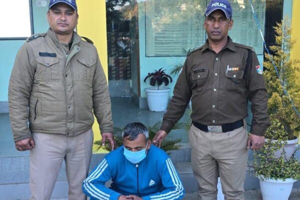 Bhimtal: नैनीताल पुलिस की बड़ी कार्रवाई: 414 टिन अवैध लीसा के साथ तस्कर गिरफ्तार