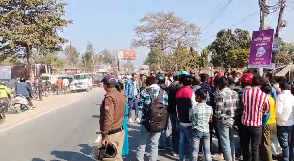 Haldwani: ट्रक-बाइक टक्कर में युवक की मौत, एक गंभीर घायल