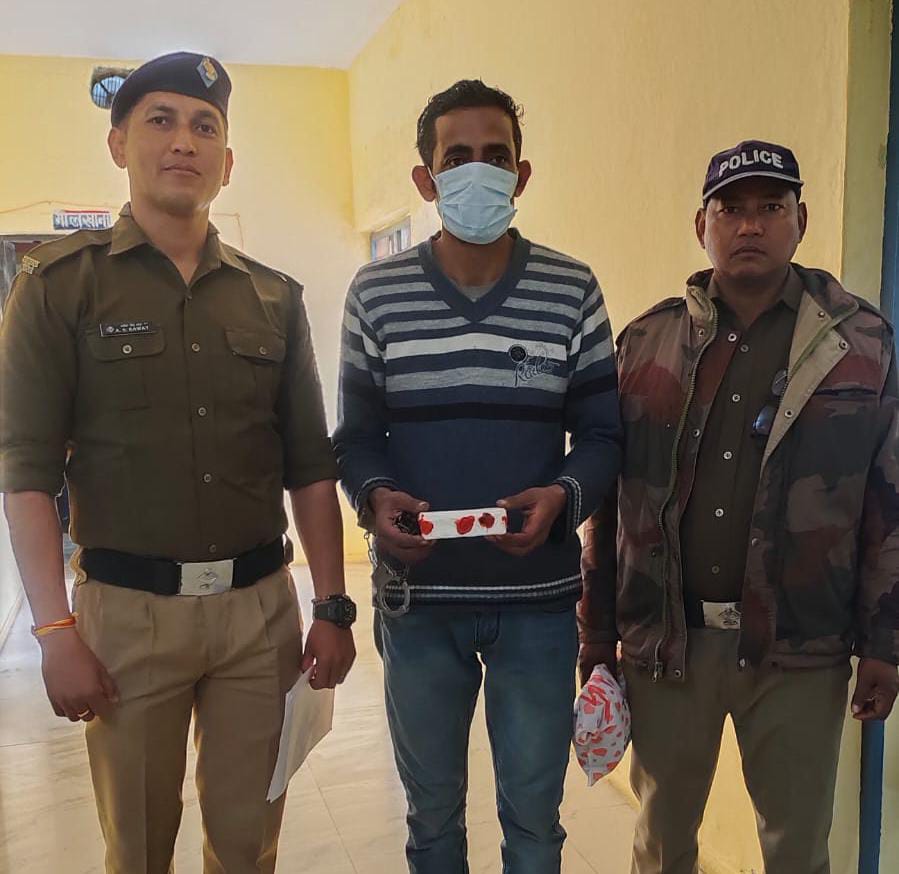 Nainital: नैनीताल पुलिस का नशे के खिलाफ बड़ा अभियान,स्मैक तस्कर और अवैध शराब विक्रेता गिरफ्तार