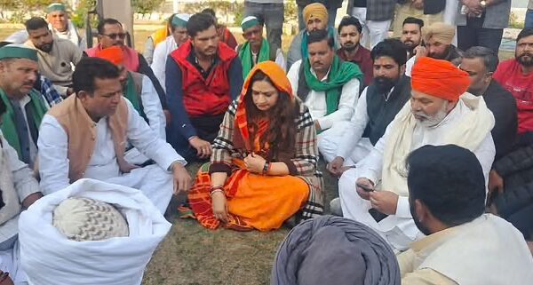 Haridwar: राकेश टिकैत ने पूर्व विधायक कुंवर प्रणव सिंह और विधायक उमेश शर्मा के बीच विवाद सुलझाने की पहल की