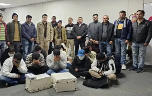 Dehradun: उत्तराखंड में फर्जी कॉल सेंटर का भंडाफोड़, अमेरिका-कनाडा के लोगों से ठगी, 13 गिरफ्तार