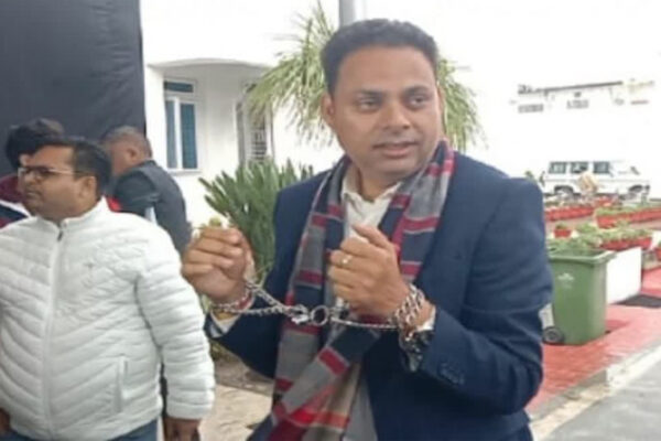 Dehradun: विधानसभा में बेड़ियां पहनकर पहुंचे विधायक भुवन कापड़ी, अमेरिका में भारतीयों के साथ भेदभाव पर जताया विरोध