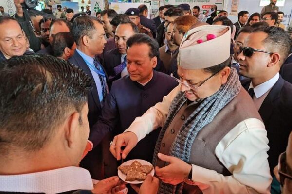 Pantnagar: पंतनगर कृषि विज्ञान सम्मेलन में पहुंचे सीएम धामी, मडुआ बर्फी और लस्सी का लिया स्वाद