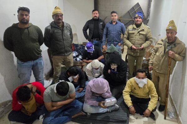 Nainital: नैनीताल पुलिस का जुआरियों पर शिकंजा, 12 गिरफ्तार, नगदी और ताश की गड्डियाँ बरामद