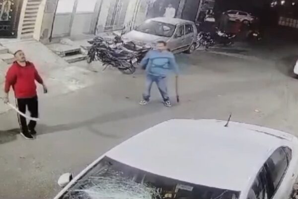 Rudrapur: आदर्श कॉलोनी में दबंगों का आतंक, परिवार पर हमले की कोशिश, वाहनों को किया क्षतिग्रस्त