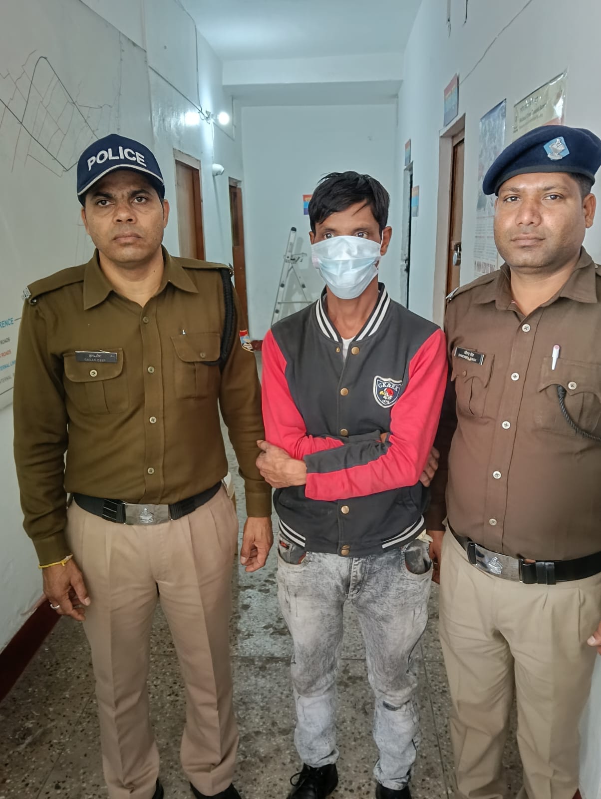Nainital: नैनीताल पुलिस ने जंगल में स्मैक तस्करी करते हुए एक व्यक्ति को किया गिरफ्तार