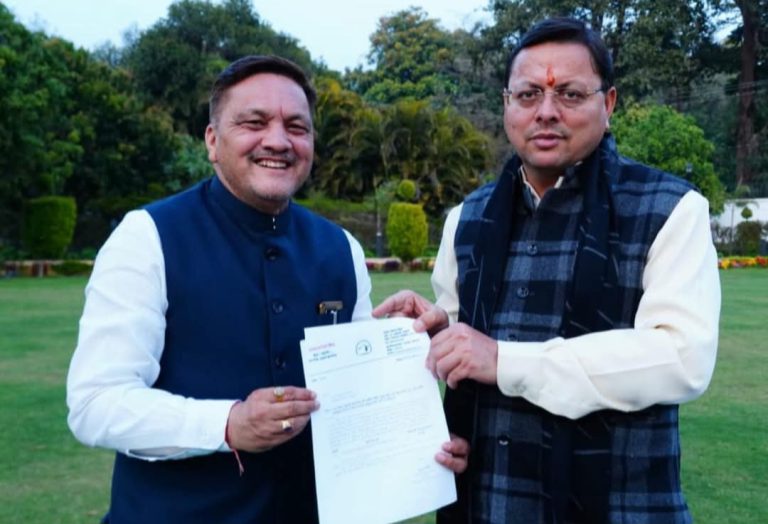 Haldwani: हल्द्वानी के मेयर गजराज बिष्ट ने मुख्यमंत्री से की मुलाकात, पेपरलेस रजिस्ट्री के खिलाफ आंदोलन की जानकारी दी
